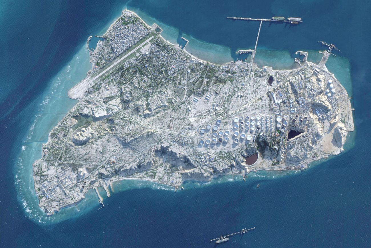 En esta fotografía satelital de Planet Labs PBC, se observa la isla de Kharg en Irán el 26 de febrero de 2026. 
