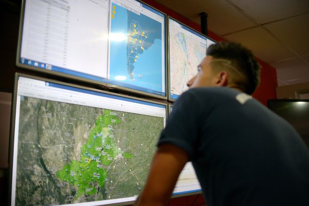 El Servicio Meteorológico recopila datos de presión atmosférica, temperatura y humedad para elaborar pronósticos sobre el estado del clima.