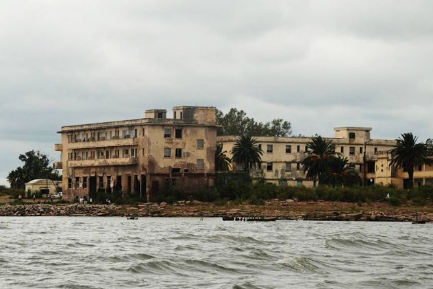 Mar de Ansenuza: los encantos de la laguna Mar Chiquita. Desde flamencos, hasta playas y los misterios del Gran Hotel Viena.