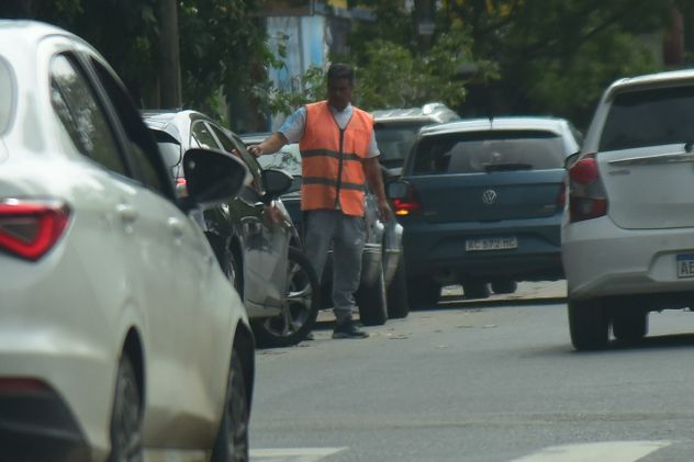 Estacionamiento en la ciudad de Córdoba. Naranjitas cobrando. 