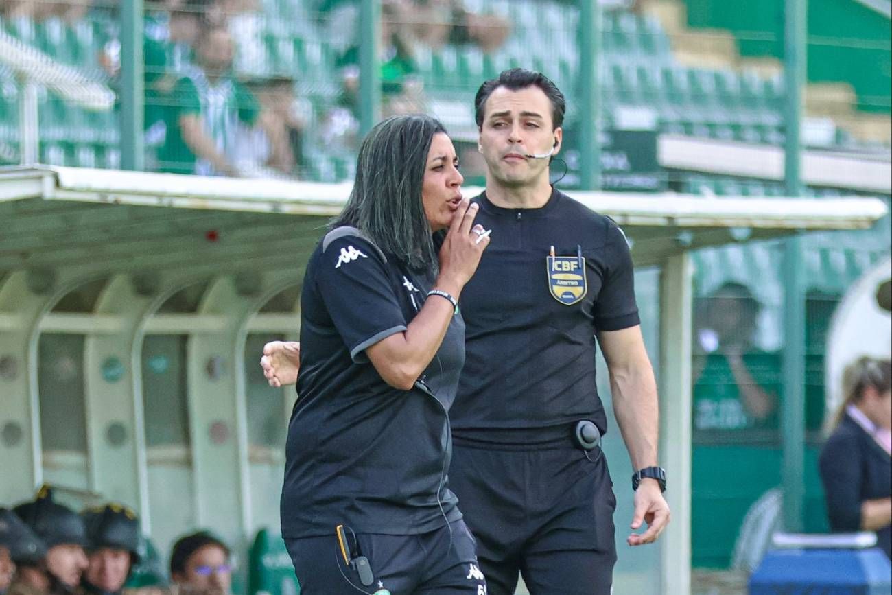 Nívia de Lima.