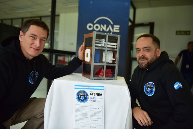 Foto a la izquierda, Hugo Videla, operador de Segmento Terreno de la misión Atenea en la Estación Terrena Córdoba y Juan Echeluce, operador de la Estación Terrena Córdoba de Conae.