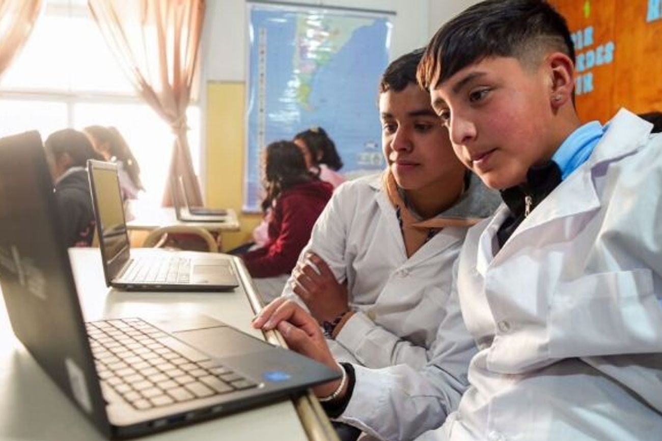 Alumnos de una escuela provincial trabajan con una notebook.