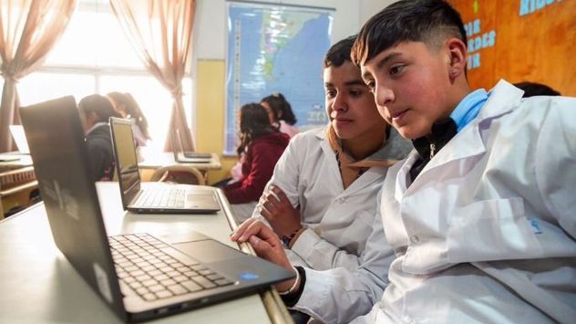 Alumnos de una escuela provincial trabajan con una notebook.