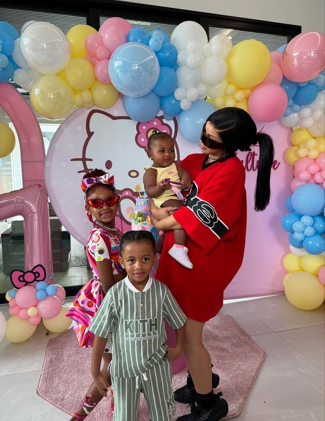 Cardi B junto a sus hijos Kulture, Wave Set y Blossom Belle.
