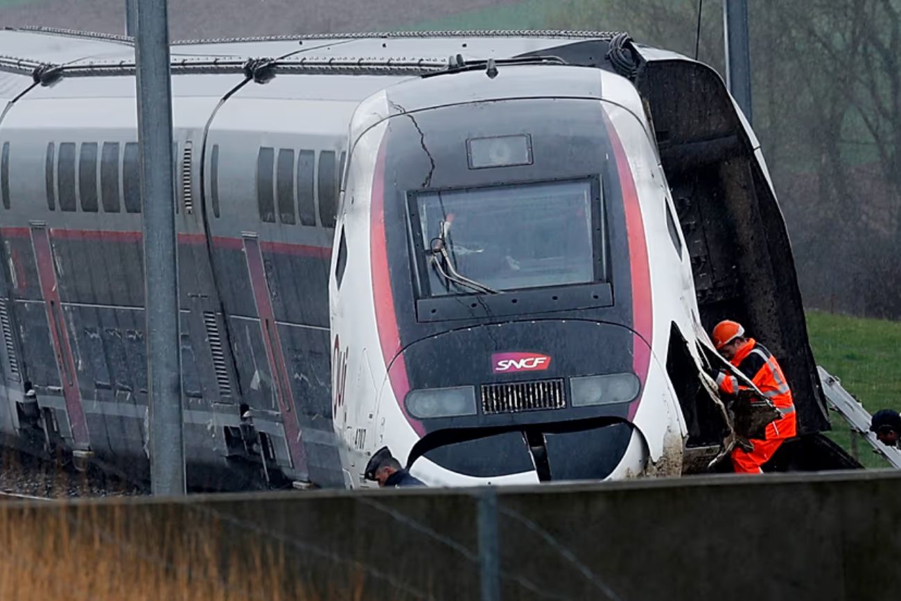 Al menos un muerto al chocar un tren de alta velocidad en Frnacia.