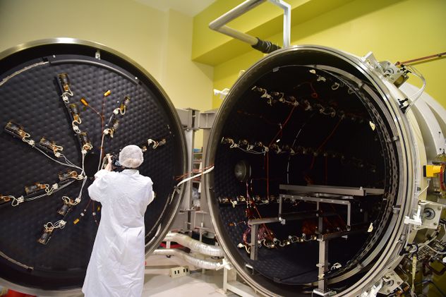 La cámara de “termo vacío de ciclado térmico” donde se hacen las pruebas ambientales. 