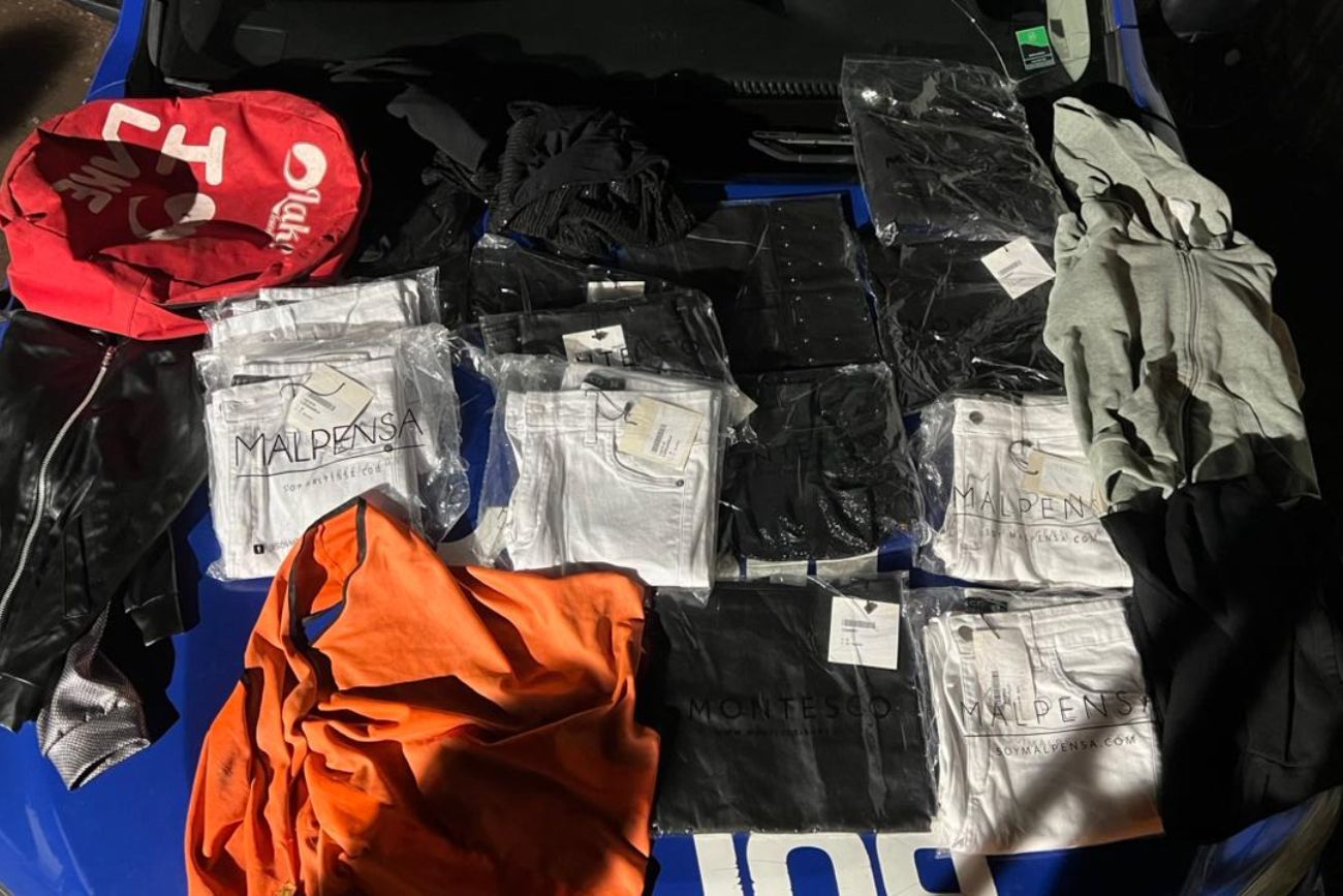 Córdoba: detuvieron a un naranjita tras un robo en un local de ropa y recuperaron la mercadería