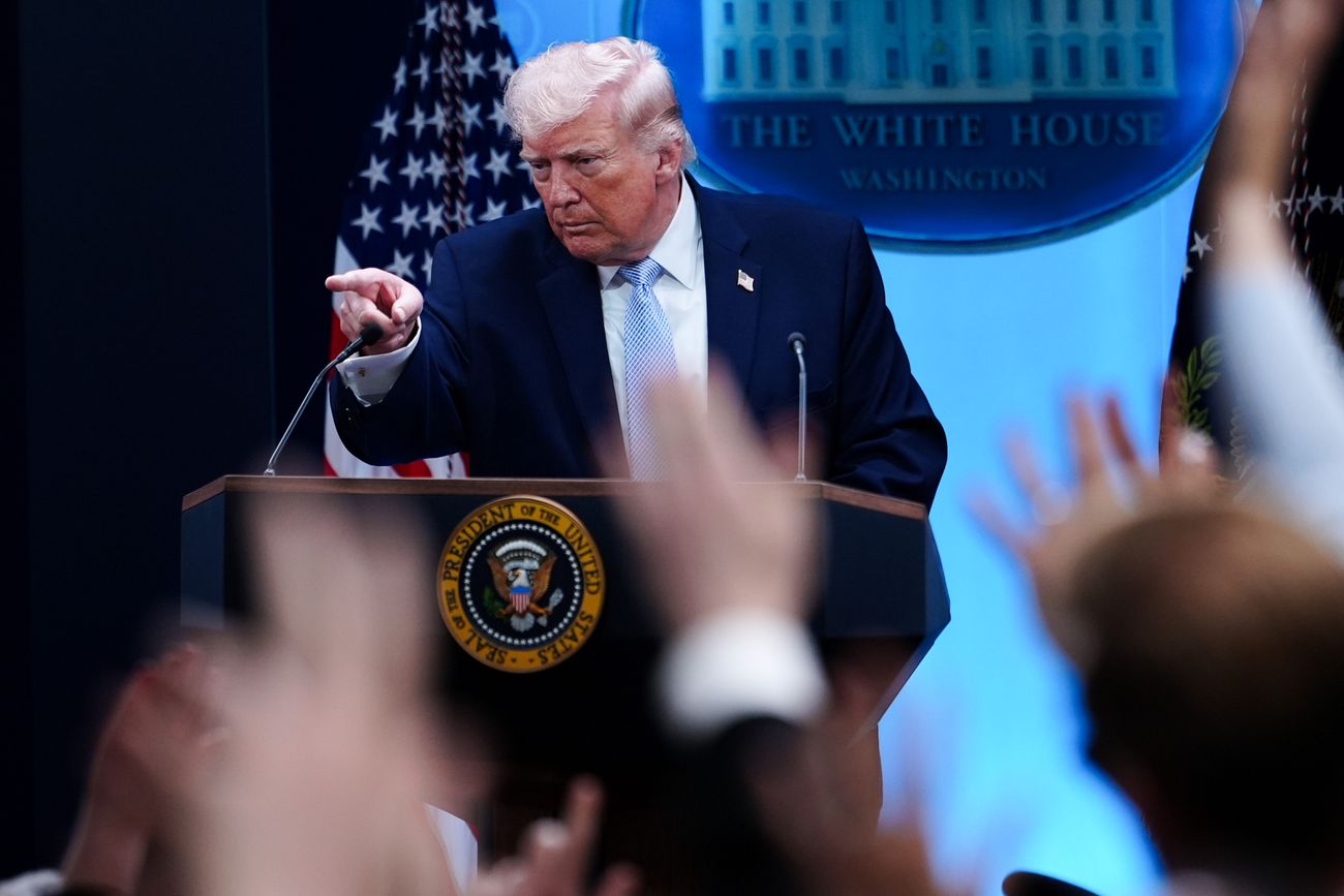 El presidente Donald Trump habla con los reporteros en la Sala de Conferencias de Prensa James Brady en la Casa Blanca, el lunes 6 de abril de 2026, en Washington. (Julia Demaree Nikhinson)