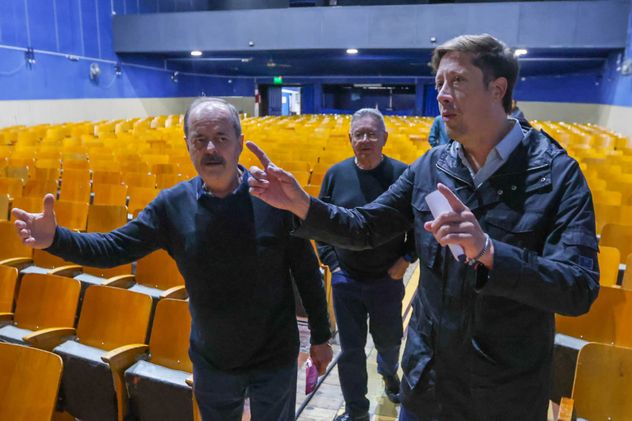Directivos del cine cooperativo y funcionarios provinciales, en una recorrida por la sala. 