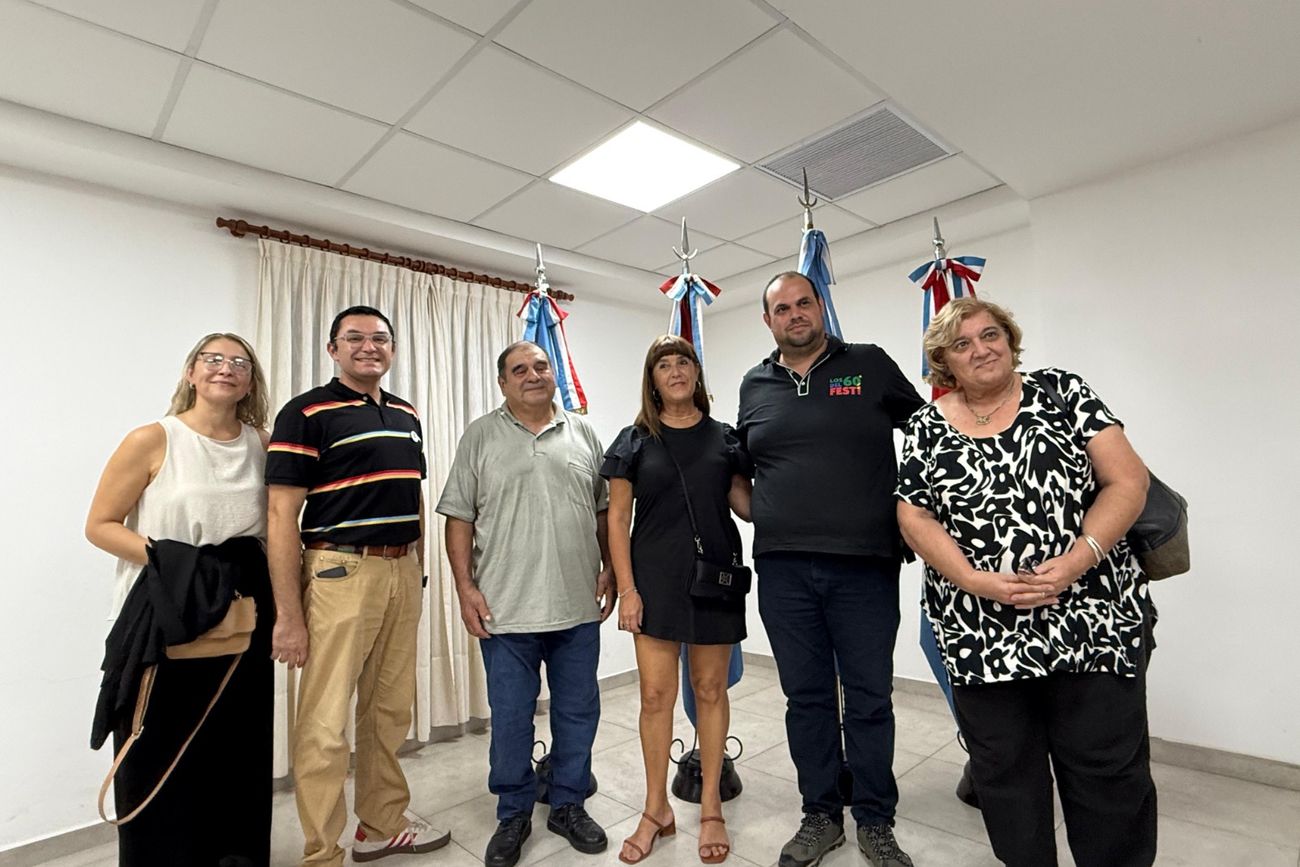 Jesús María. Autoridades de los dos colegios que se suman a la comisión del festival, junto a miembros de la actual comisión directiva.