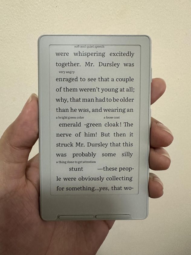 Cómo funciona el lector de ebooks que se pega al iPhone con MagSafe.