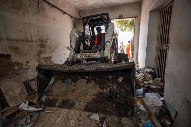 Dentro de la casa había basura de todo tipo y hasta una vieja camioneta abandonada. (Municipalidad de Córdoba)