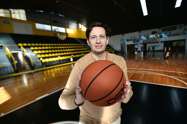 Gerardo López, presidente de Hindú, está a la cabeza del armado del nuevo plantel, buscando al técnico con un proyecto de tres años.