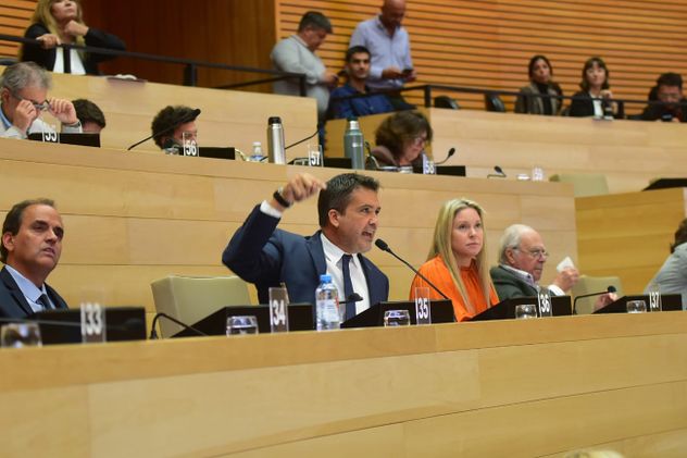 La Legislatura Córdoba debate la ley que prohíbe limpiavidrios y habilita arrestos a naranjitas ilegales.