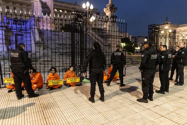 Ambientalistas de Greenpeace fueron detenidos tras incidentes frente al Congreso en la previa del tratamiento de Ley de Glaciares. 