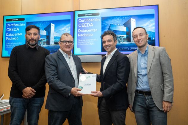 Entrega de la certificación CEEDA a Personal: German Mansilla, gerente de Medio Ambiente; Claudio Silva, gerente del Datacenter; Víctor Segura García, LatamMarket Director at DCD & CEEDA; Daniel Morales Cubillos, gerente de Solutions Cloud e Infra
