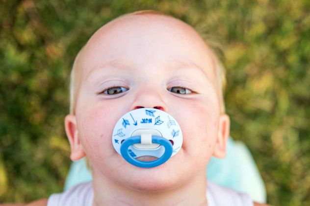 Cuanto antes se le retire el chupete a los niños, más fácil será y menores serán las alteraciones en el maxilar.