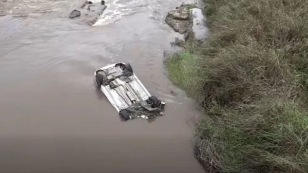 El Chevrolet Cruze de Agustín Mancini quedó volcado bajo el puente de la ruta 178, con las ruedas y la parte inferior visibles desde la calzada.