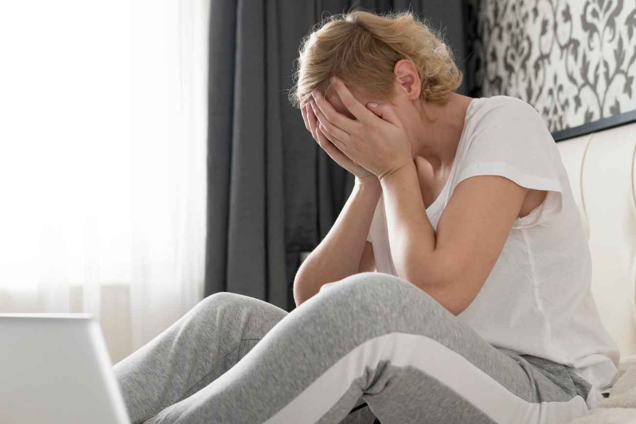 Las fluctuaciones hormonales pueden causar cansancio, niebla mental y cambios en el ánimo, incluso fuera de los días del ciclo menstrual. 