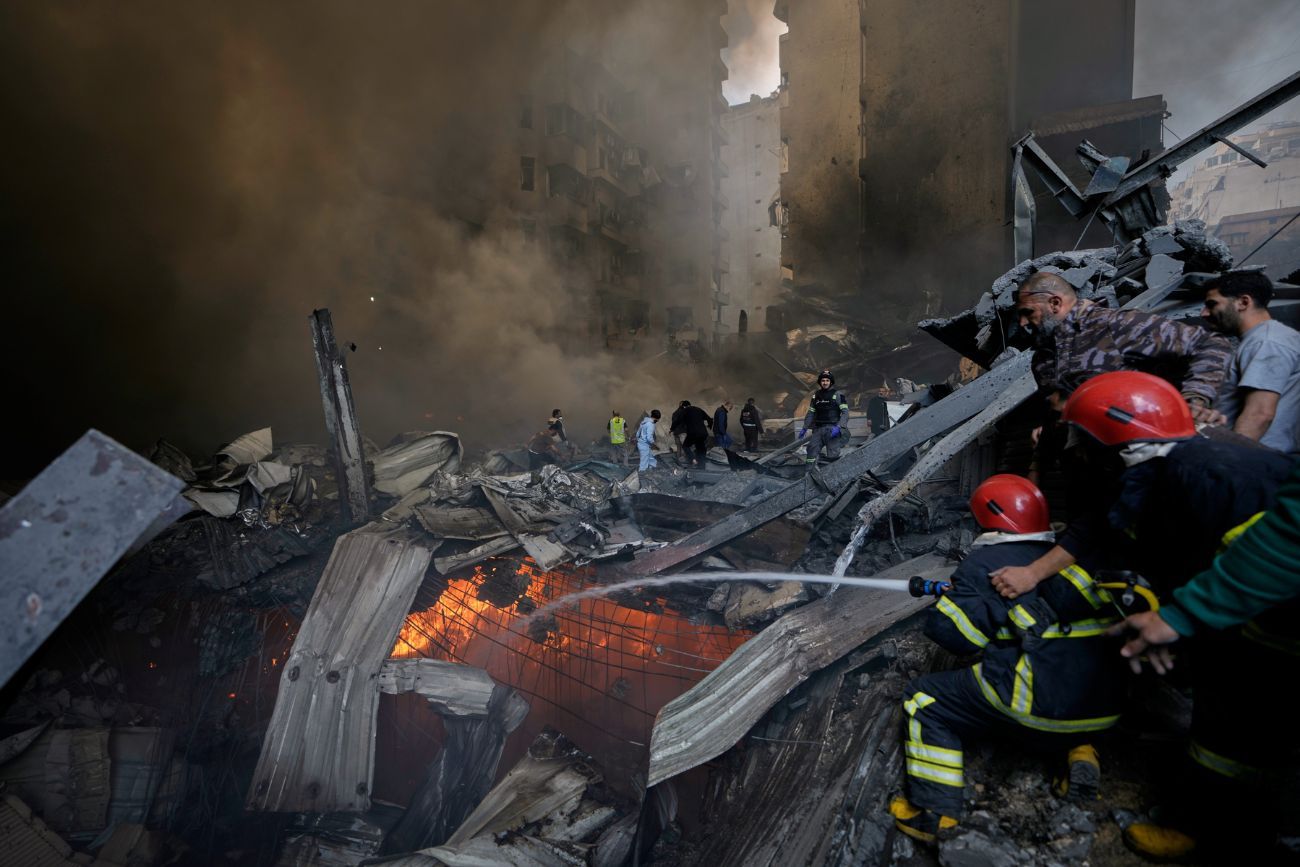 Bomberos intentan sofocar las llamas en el lugar donde un ataque aéreo israelí impactó un edificio de apartamentos en Beirut, Líbano, el miércoles 8 de abril de 2026. 