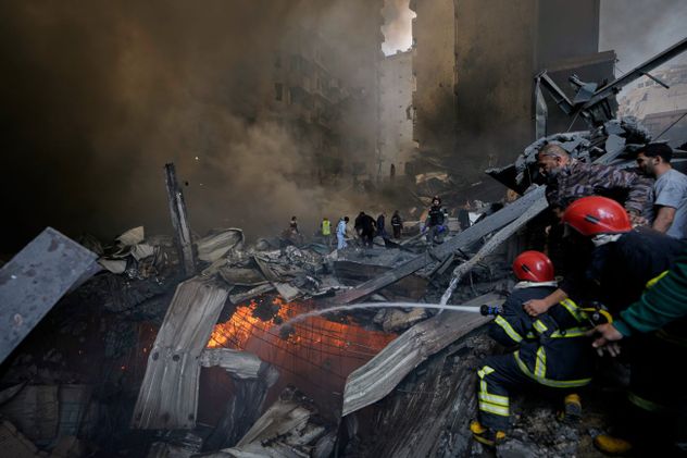 Bomberos intentan sofocar las llamas en el lugar donde un ataque aéreo israelí impactó un edificio de apartamentos en Beirut, Líbano, el miércoles 8 de abril de 2026. 