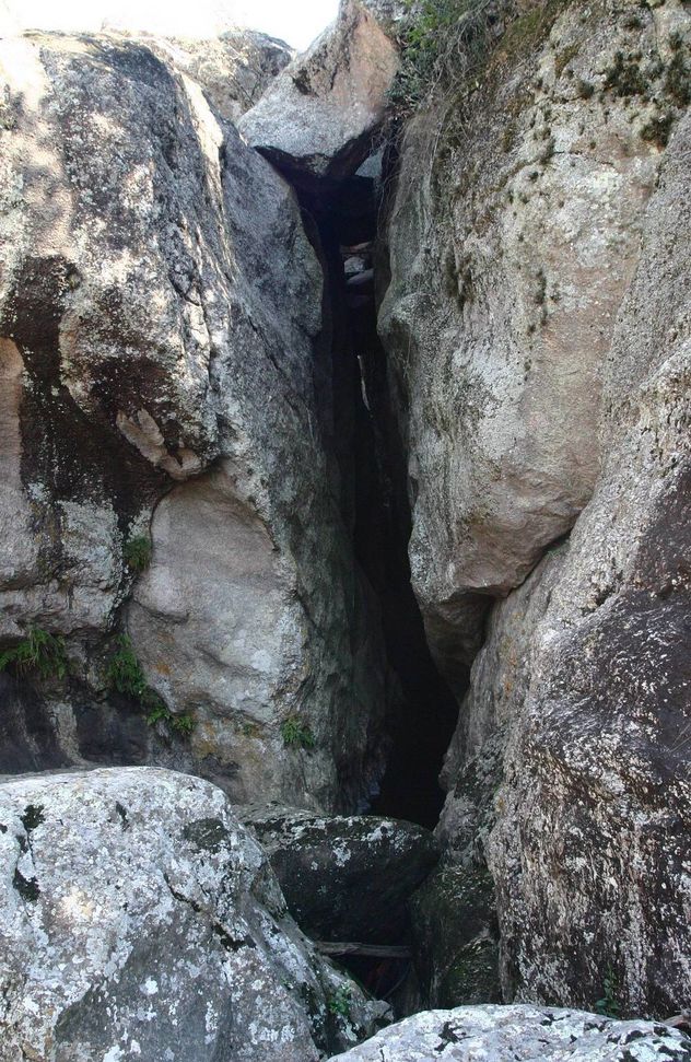 La Cueva de los Pajaritos en la Reserva Ecológica Mallín, y todos los hermosos paisajes que la rodean.