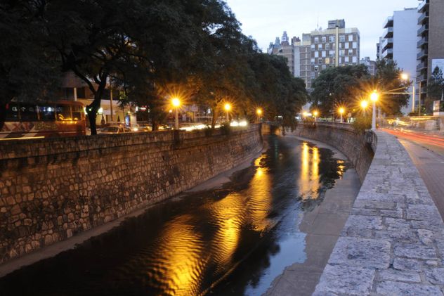 El crecimiento demográfico, muchas veces desordenado, tensiona los sistemas de transporte, salud y servicios básicos en la Capital.