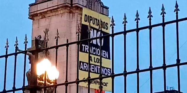 Ambientalistas de Greenpeace fueron detenidos tras incidentes frente al Congreso en la previa del tratamiento de Ley de Glaciares.