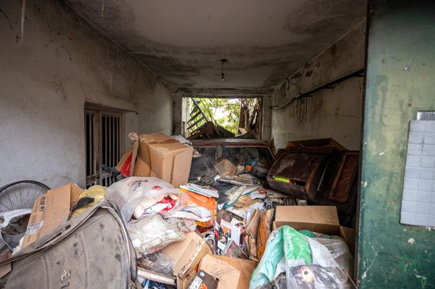 Dentro de la casa había basura de todo tipo y hasta una vieja camioneta abandonada. (Municipalidad de Córdoba)