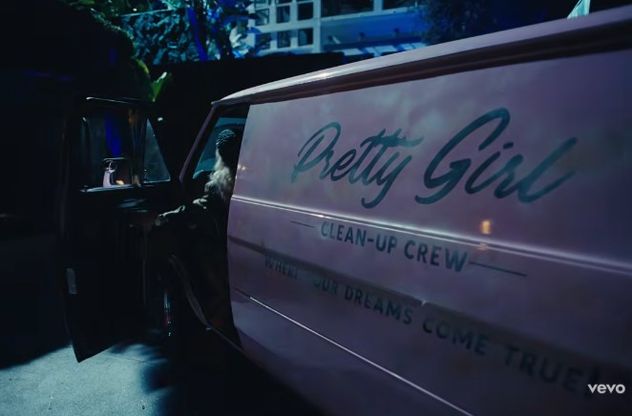 "Pretty Girl Cleanup" para el video de House Tour.
