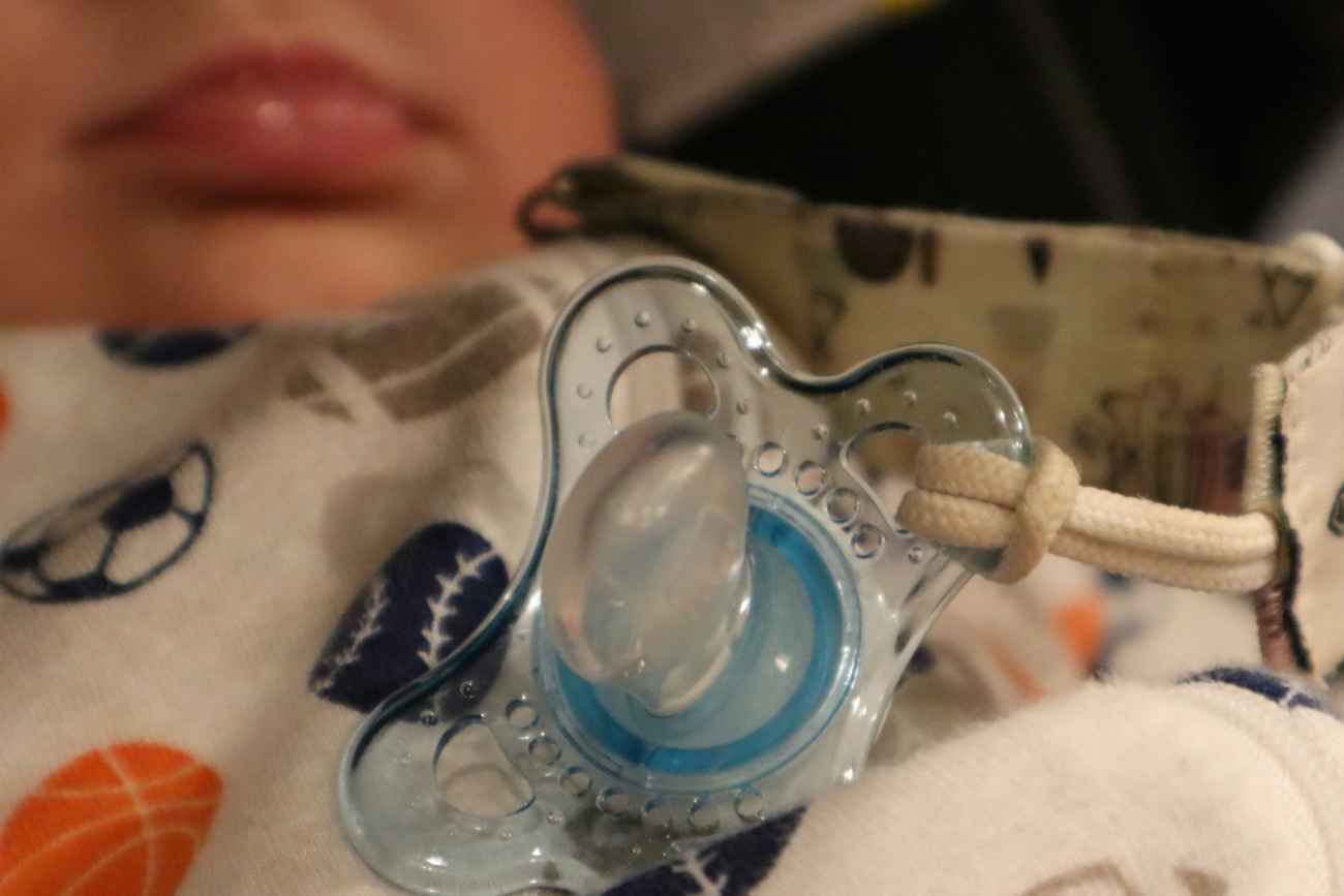 Cuanto antes se le retire el chupete a los niños, más fácil será y menores serán las alteraciones en el maxilar. 