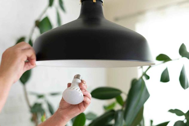 Muchas personas buscan formas económicas para hacer sus hogares más eficientes, mientras que otros se comprometen a cambios más duraderos para reducir el consumo energético.