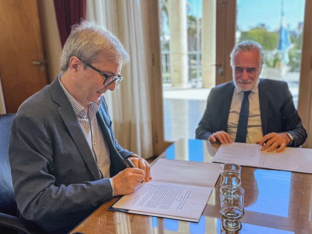 La UNC será sede de prestigiosos premios internacionales como el de ciencia, denominado Albert Einstein. El rector Jhon Boretto firma el acuerdo.