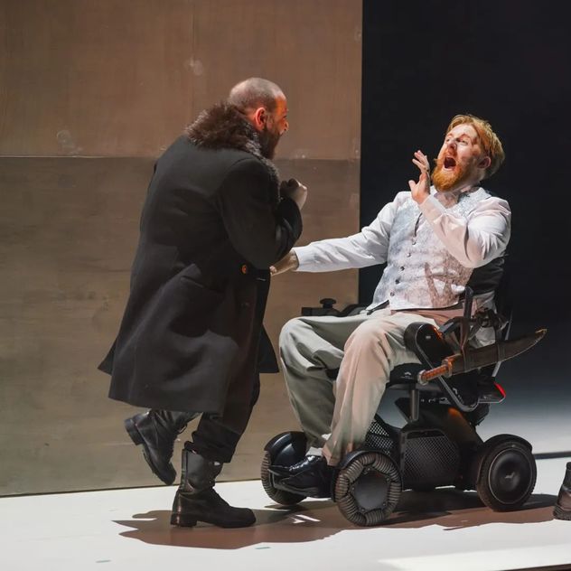 Michael Patrick interpretando al rey Ricardo III.