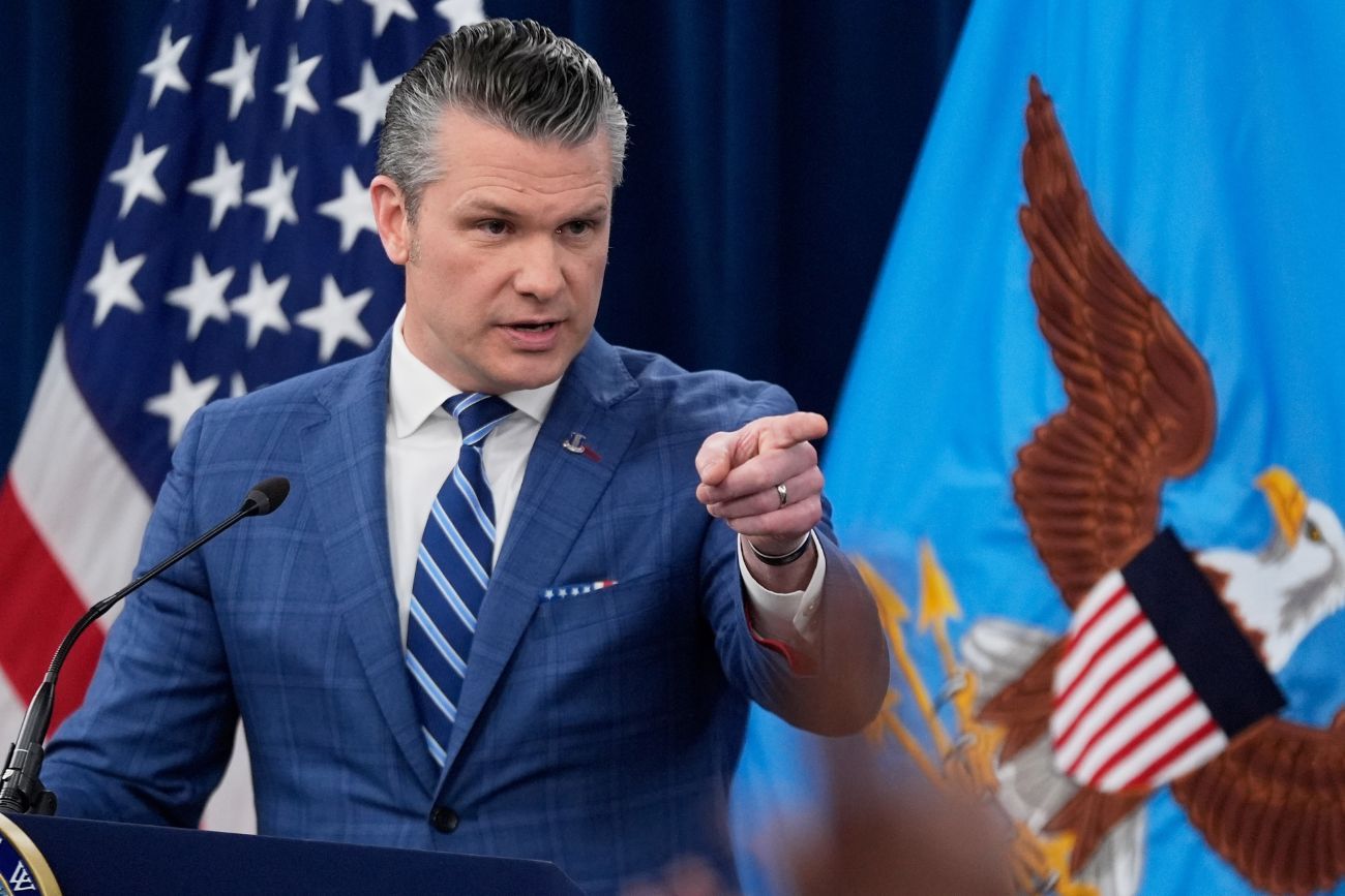 El secretario de Defensa, Pete Hegseth, habla con los medios de comunicación durante una rueda de prensa en el Pentágono, en Washington, el miércoles 8 de abril de 2026. 
