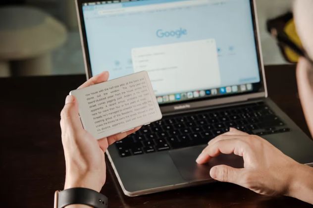 Cómo funciona el lector de ebooks que se pega al iPhone con MagSafe.