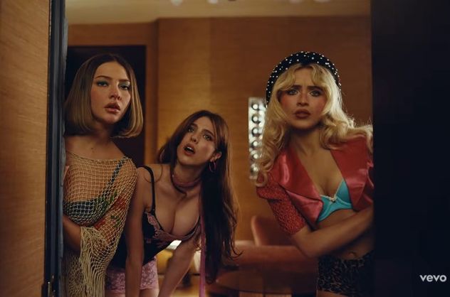 Sabrina Carpenter, Madelyne Cline y Margaret Qualley.