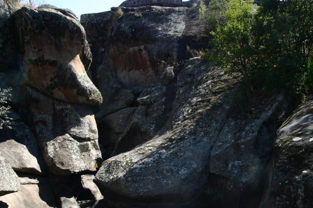 La Cueva de los Pajaritos en la Reserva Ecológica Mallín, y todos los hermosos paisajes que la rodean.