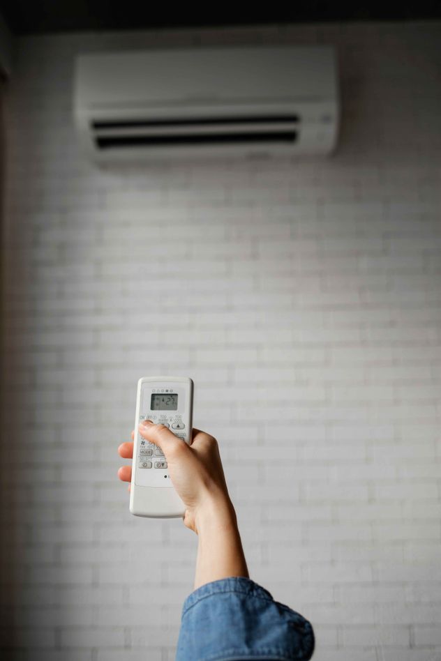 Muchas personas buscan formas económicas para hacer sus hogares más eficientes, mientras que otros se comprometen a cambios más duraderos para reducir el consumo energético.