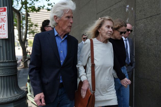 Keith Morrison y su esposa, Suzanne Morrison, madre de Matthew Perry, salen del juzgado este miércoles 8 de abril de 2026 en Los Ángeles. 
