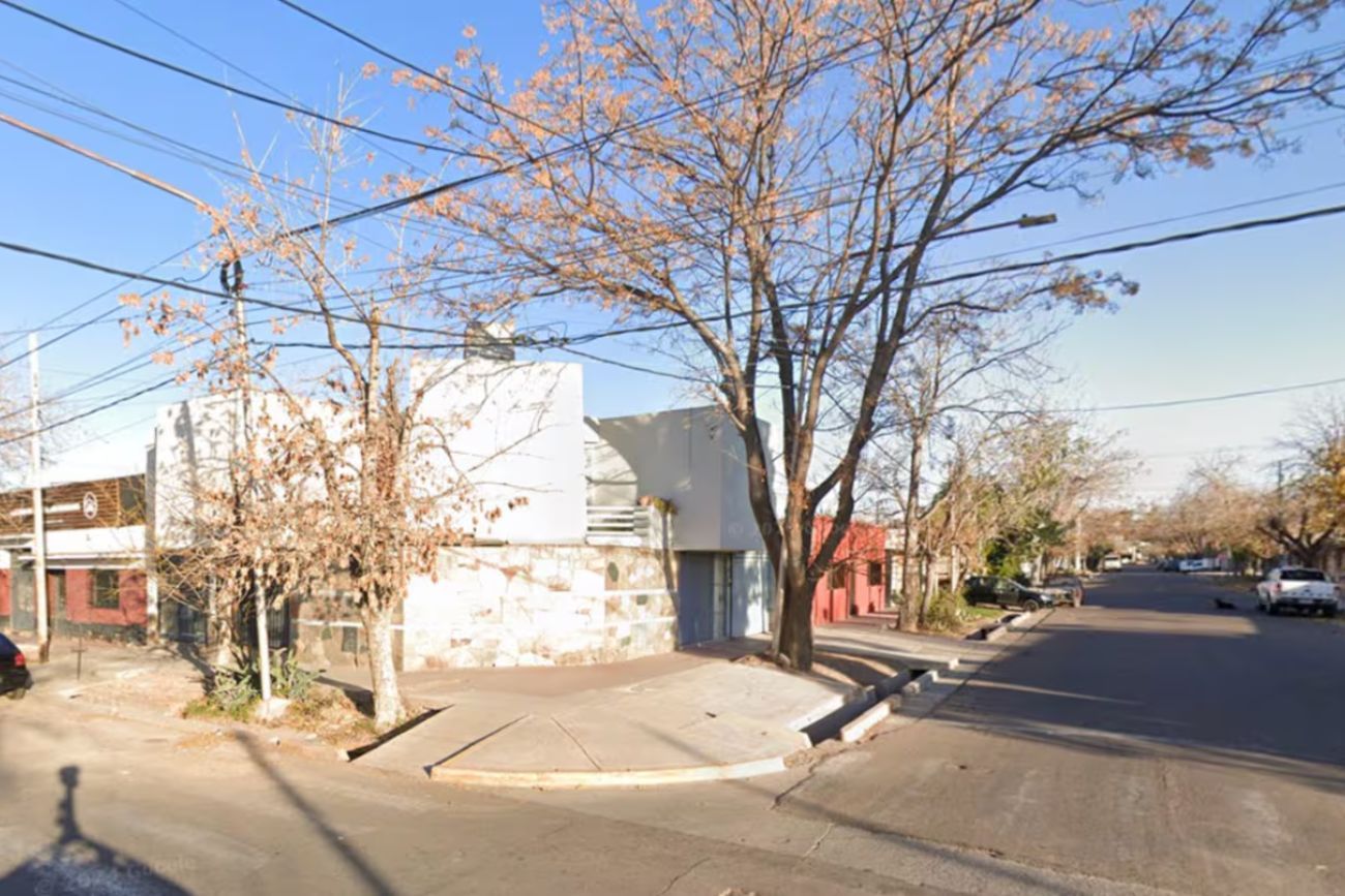 Un hombre interceptó a su ex con un cuchillo, se peleó con la actual pareja y ambos terminaron detenidos