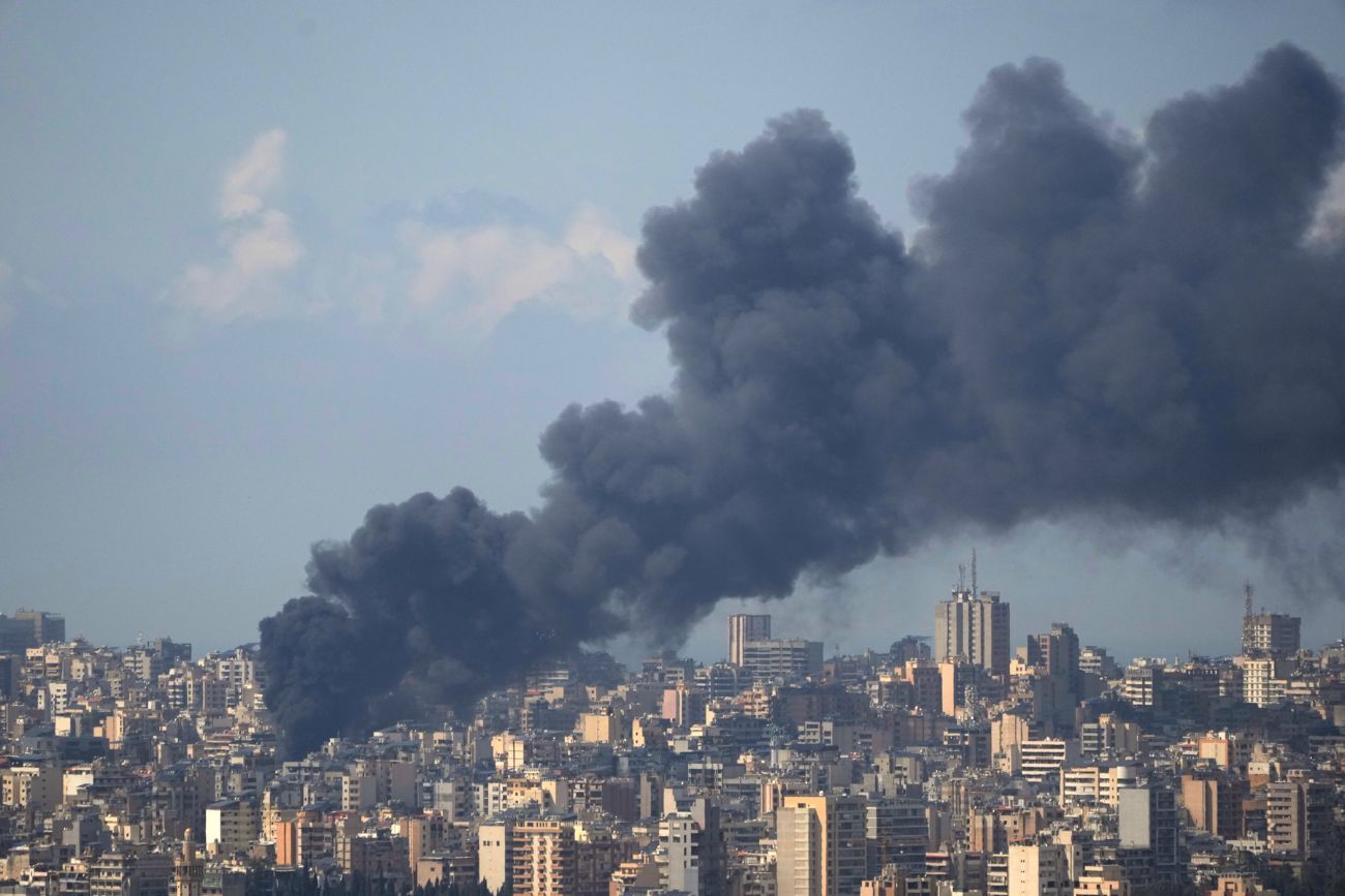 El humo se eleva tras un ataque aéreo israelí contra un edificio en Beirut, Líbano, el miércoles 8 de abril de 2026. 