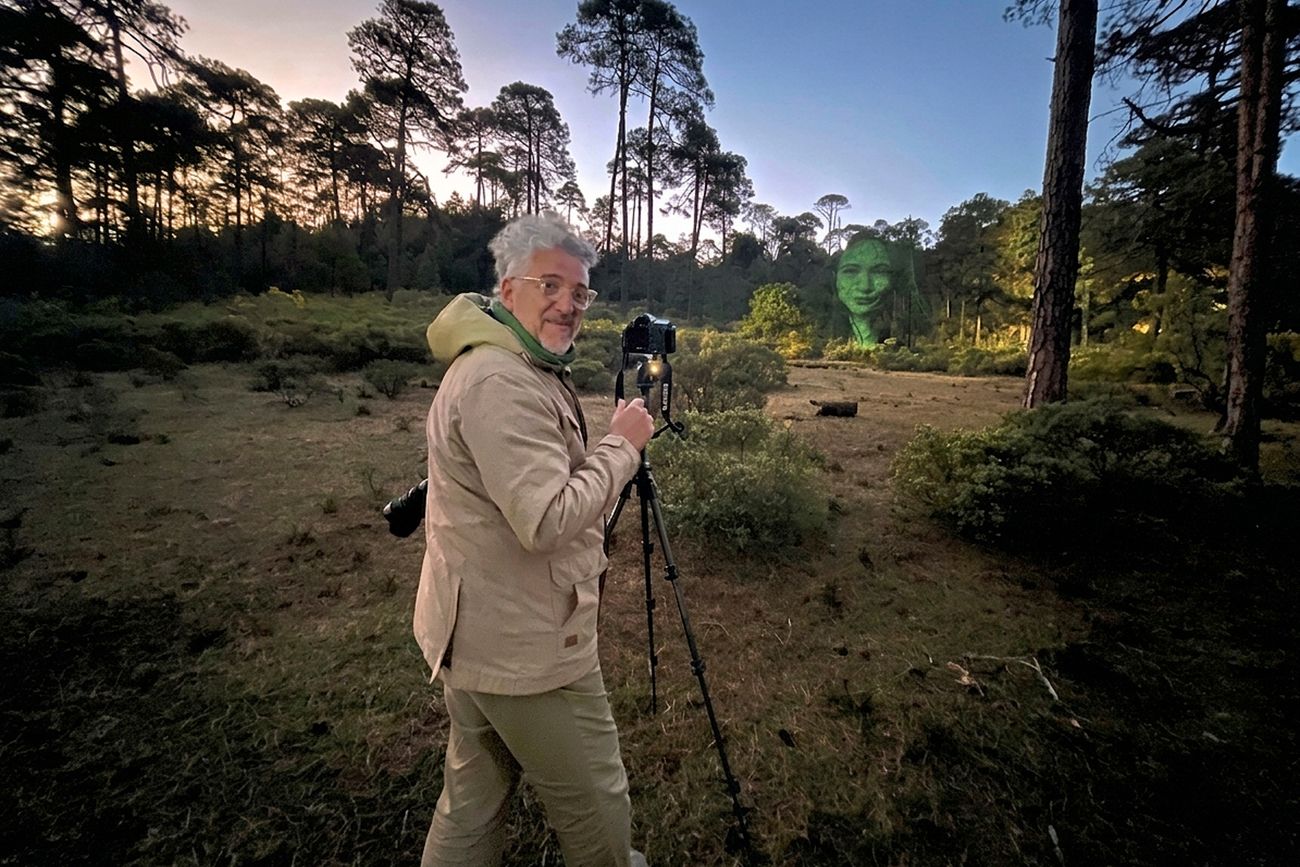 Gabriel Orge, en un parque de Ciudad de México. La foto remite a su reciente trabajo en "La fiscal", docuserie de Netflix. (Gentileza Pedro G. García)