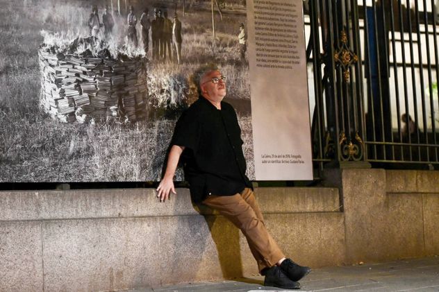 Gabriel Orge, en el Museo Evita y en un parque de Ciudad de México. Las fotos remiten a sus recientes últimos trabajos: la muestra "Tan cerca" y la docuserie de Netflix "La fiscal". (María Agrelo y Netflix)