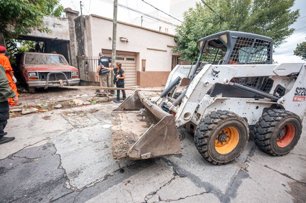 Dentro de la casa había basura de todo tipo y hasta una vieja camioneta abandonada. (Municipalidad de Córdoba)