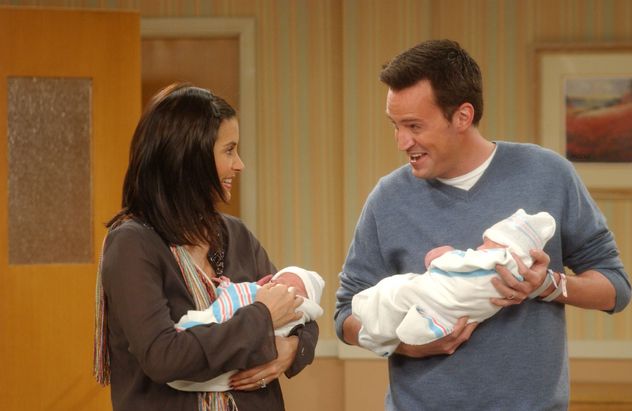 Courteney Cox Arquette (Monica) y Matthew Perry (Chandler) en esta escena del final de la serie Friends.