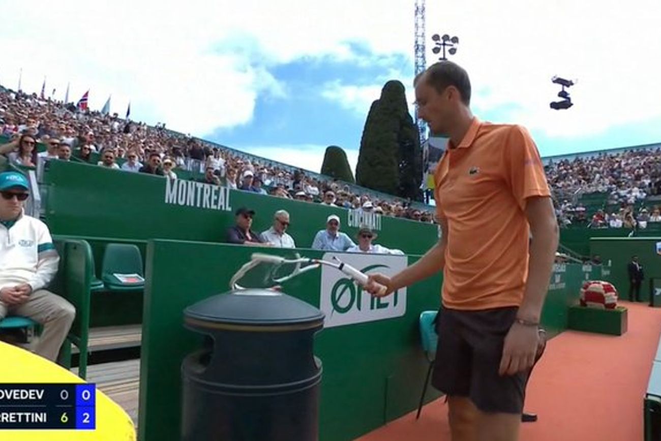 Medvedev explotó en Montecarlo tras una paliza histórica: rompió su raqueta y el video es viral