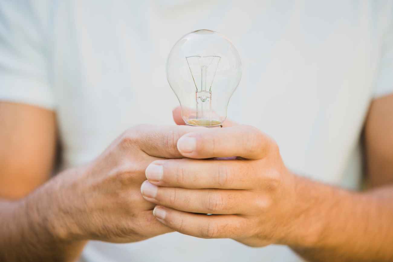 Muchas personas buscan formas económicas para hacer sus hogares más eficientes, mientras que otros se comprometen a cambios más duraderos para reducir el consumo energético.