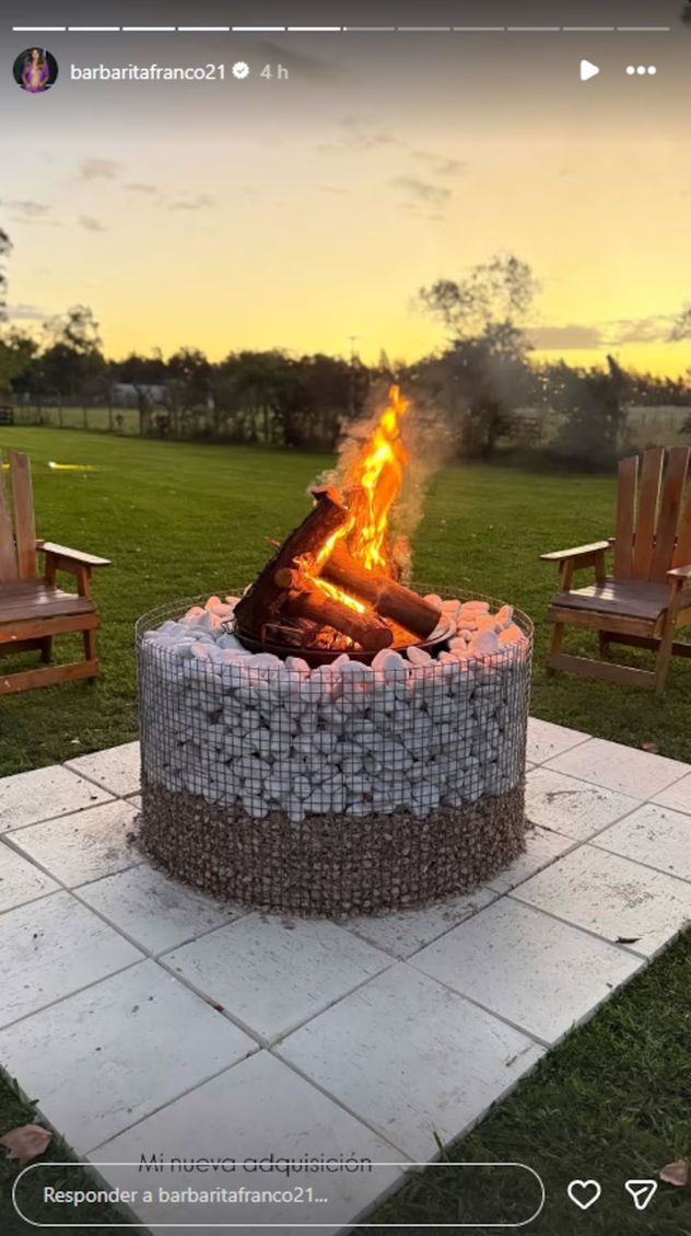 Construido con gaviones y rodeado de sillones de madera, el fogón se convirtió en el nuevo protagonista del jardín de Barby Franco.